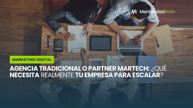 Gráfico comparativo que destaca el valor estratégico y tecnológico de un Partner Martech frente a la ejecución tradicional.