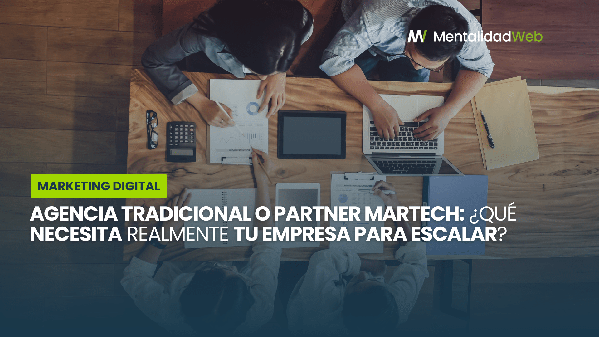Gráfico comparativo que destaca el valor estratégico y tecnológico de un Partner Martech frente a la ejecución tradicional.