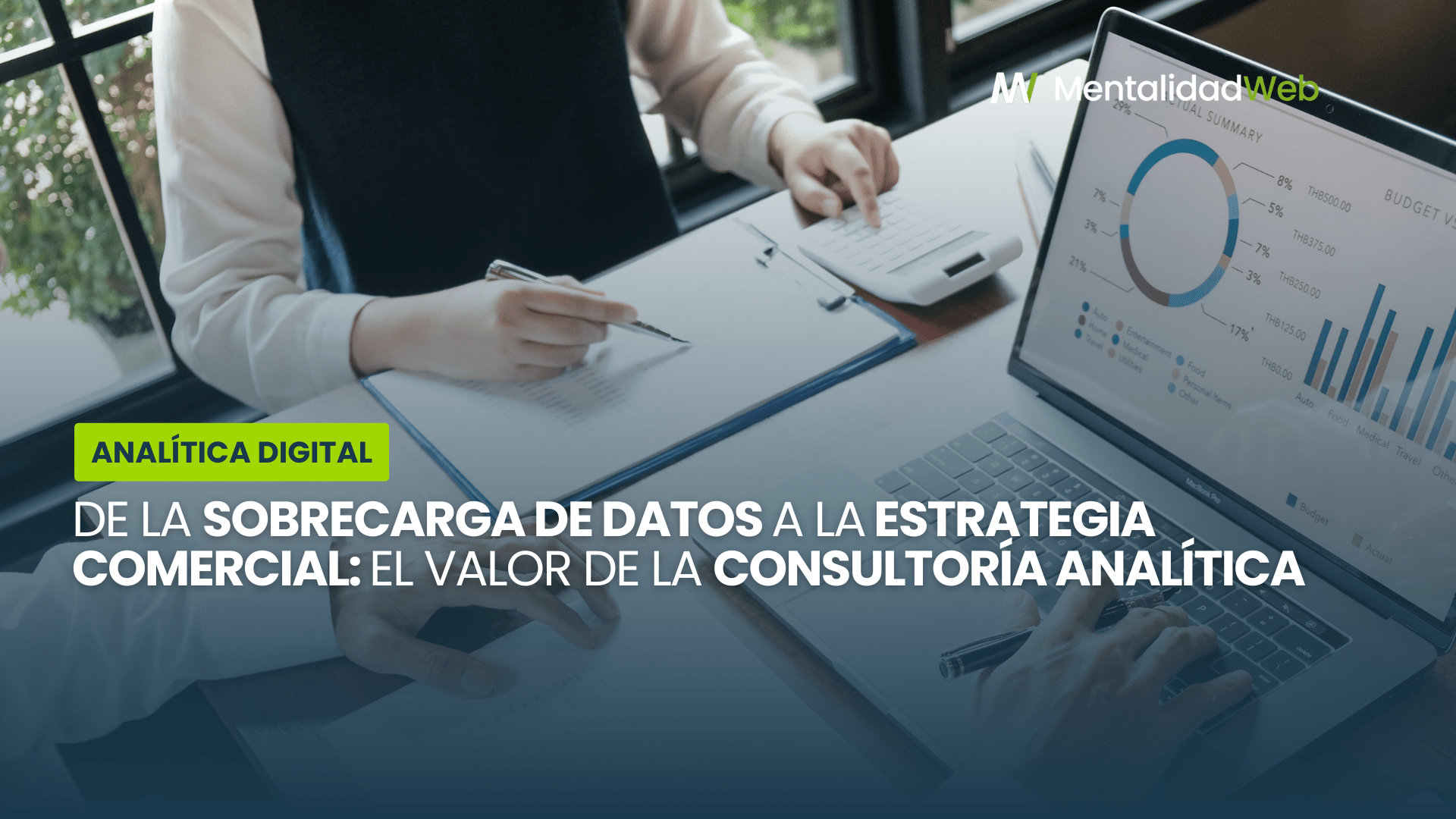 Esquema que muestra la transformación de datos técnicos y complejos en paneles de decisiones gerenciales.
